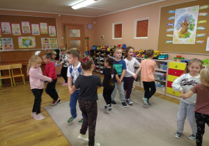 Dzieci z grupy Ekoskrzaty tańczą w parach.
